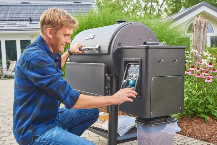 Broil King Regal Pellet 500 Pro Wi-Fi & Bluetooth Controlled 32-Inch Pellet Grill - 496911